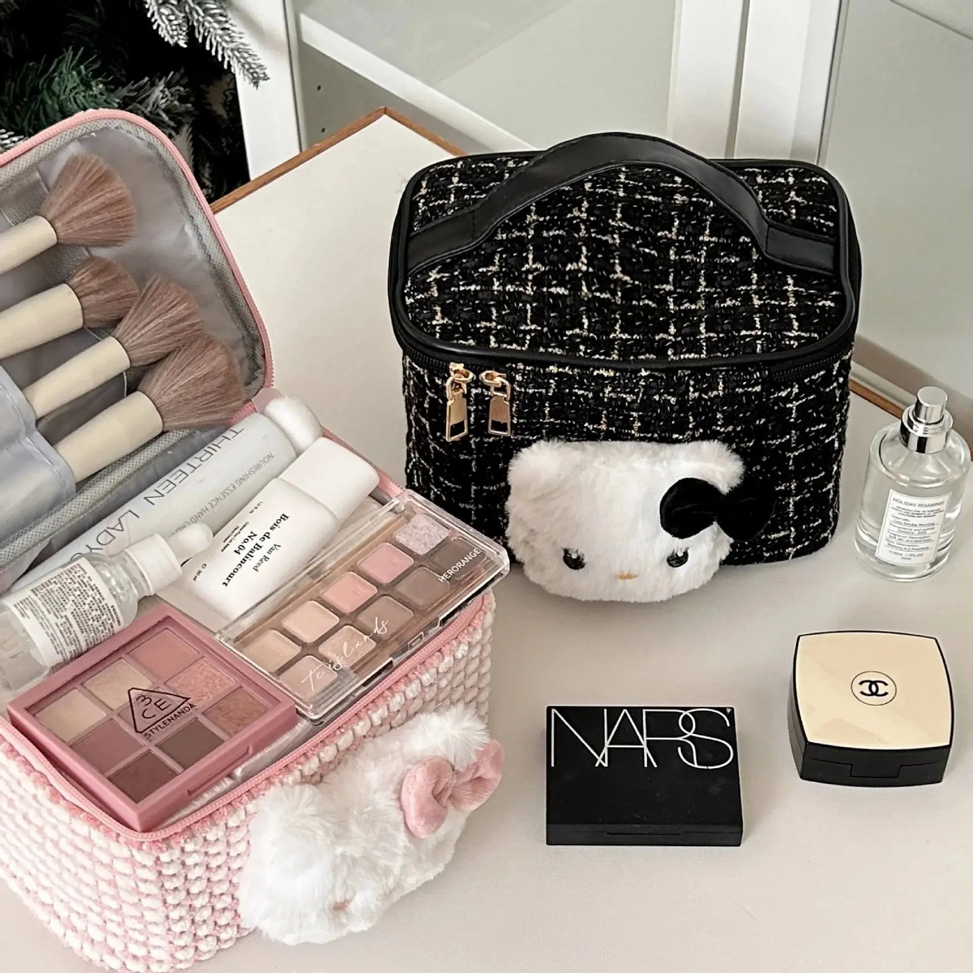 💄  Hello Kitty Glam Travel Makeup Bag Hello Kitty Store